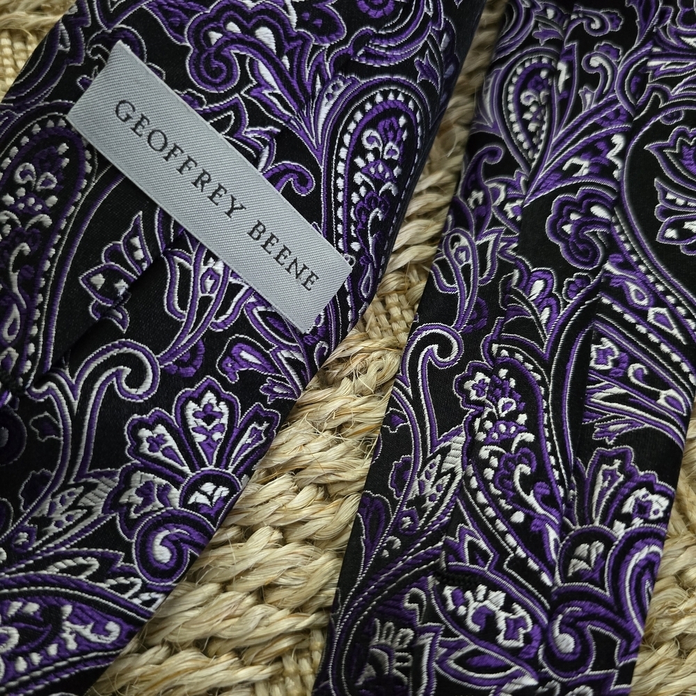 Geoffrey Beene Black and Purple Paisley Silk Tie - Picture 5 of 6